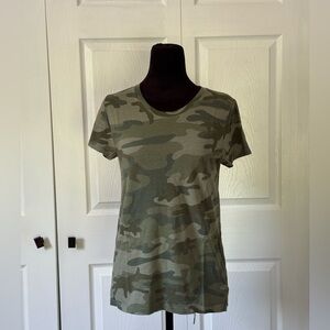 🌸 3 for $12 Gap Camo Print Women's Top